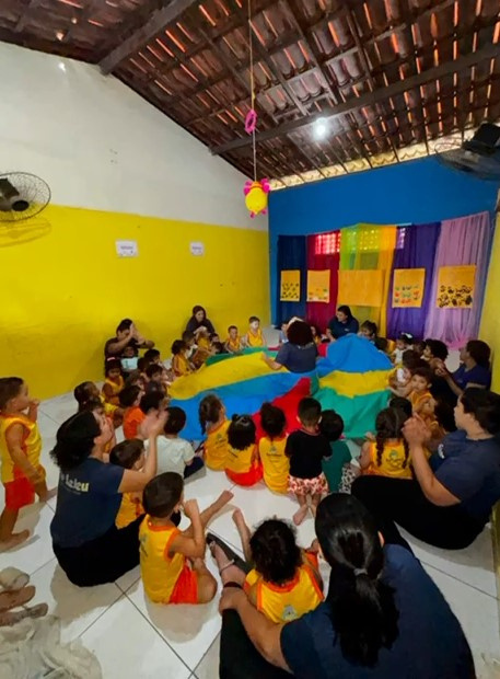 Crianças em atividade coletiva no Instituto Reconstruindo Vidas
